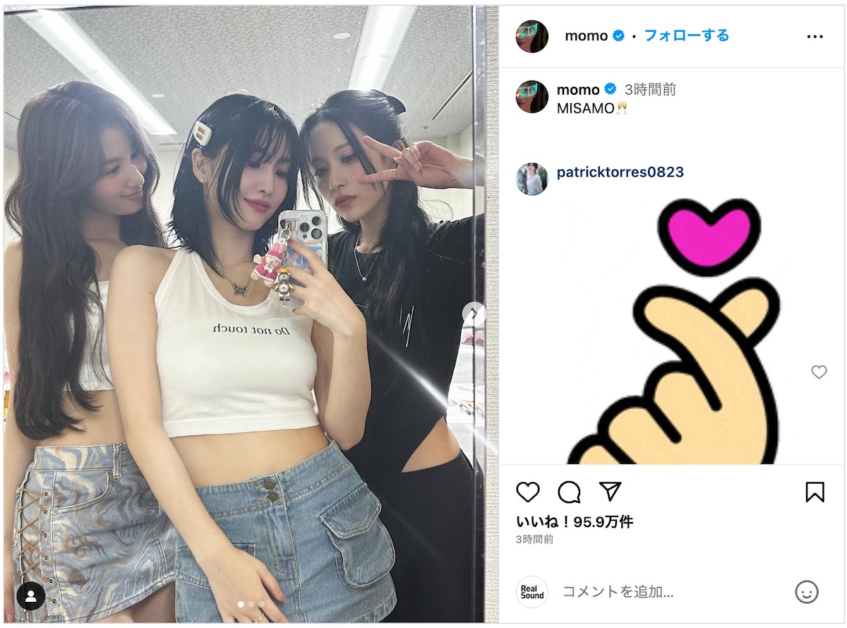 MOMO、へそ出し衣装でMISAMOスリーショット公開