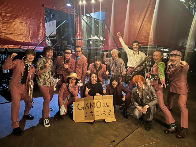 8月11日『RISING SUN ROCK FESTIVAL 2023 in EZO』で写真を撮る東京スカパラダイスオーケストラ
