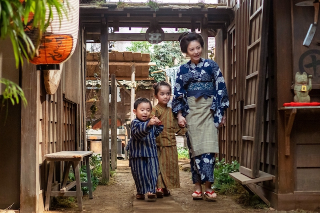 （右）槙野寿恵子役・浜辺美波