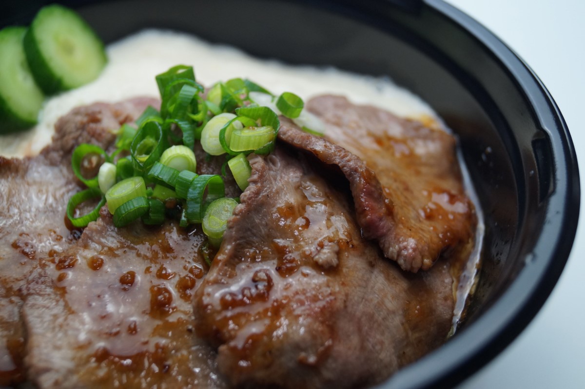 牛タン麦とろ丼（麦とろ人）