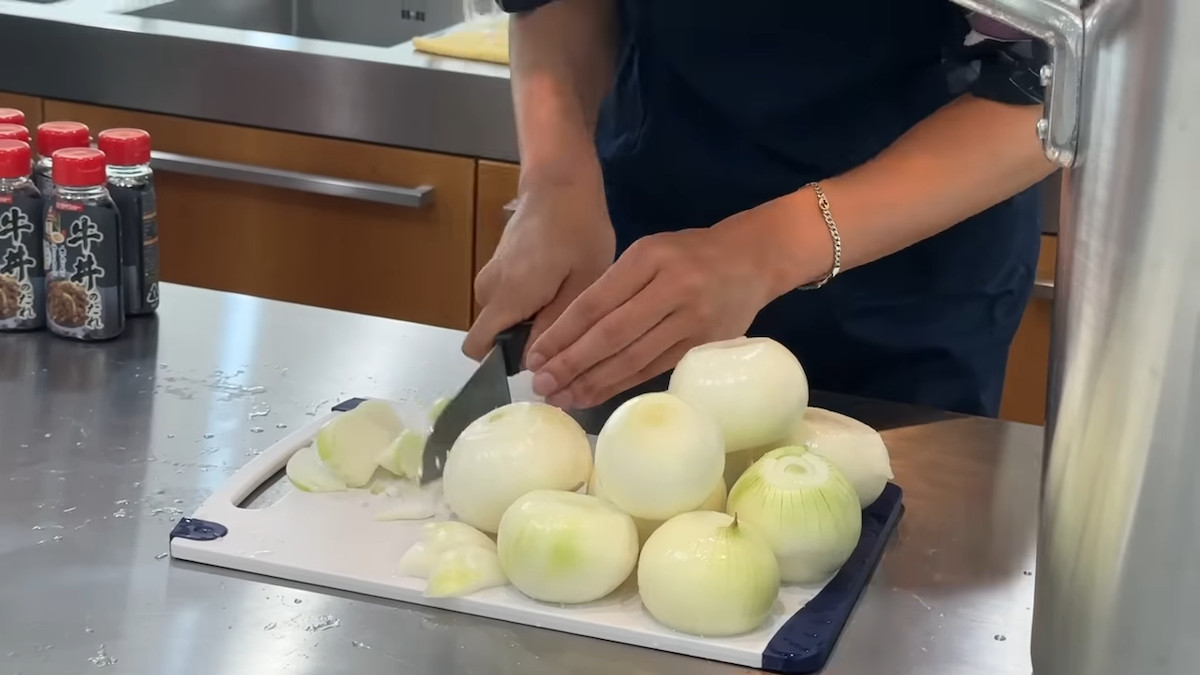 はじめしゃちょー、超巨大牛丼を作成の画像