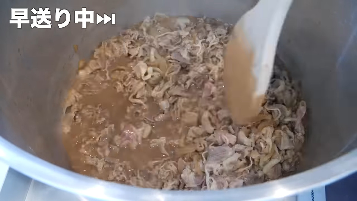 はじめしゃちょー、超巨大牛丼を作成の画像