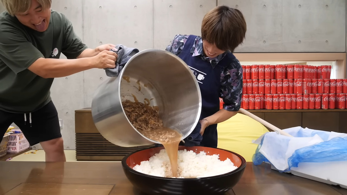 はじめしゃちょー、超巨大牛丼を作成の画像