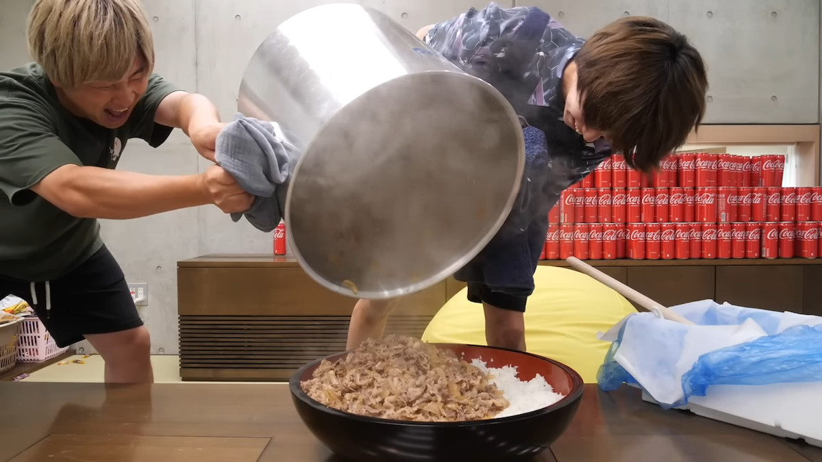 はじめしゃちょー、超巨大牛丼を作成の画像