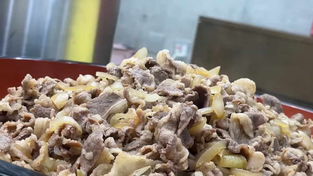 はじめしゃちょー、超巨大牛丼を作成の画像