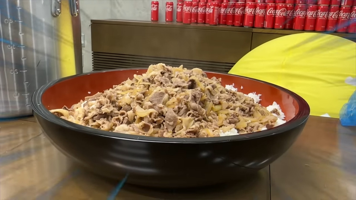 はじめしゃちょー、超巨大牛丼を作成の画像