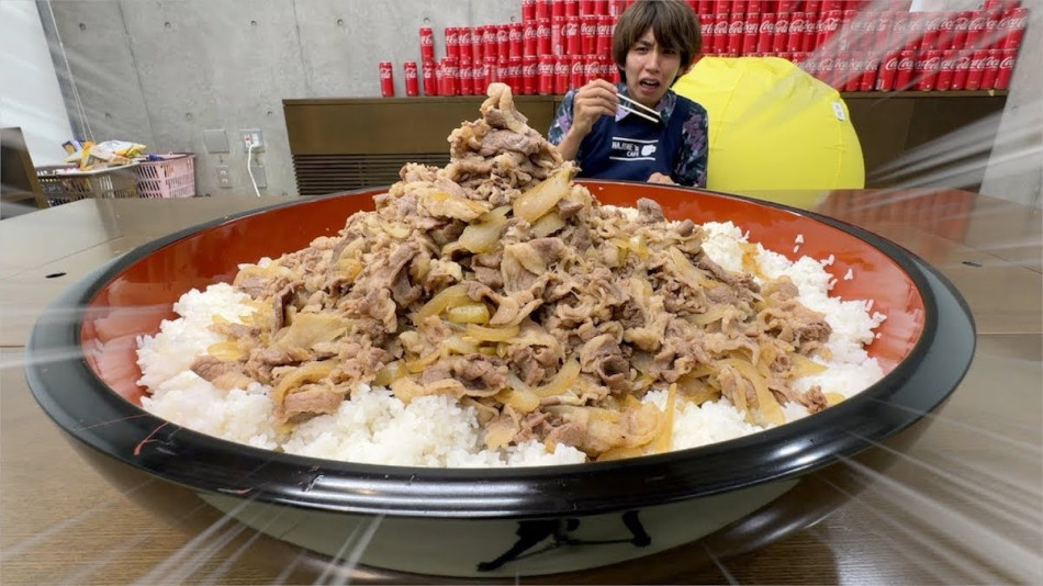 はじめしゃちょー、超巨大牛丼を作成