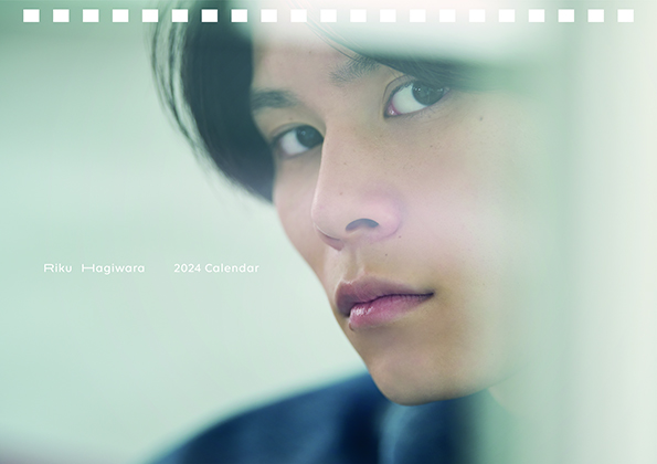 月９にも出演の注目俳優・萩原利久の2024年版卓上カレンダー、表紙と購入特典を公開