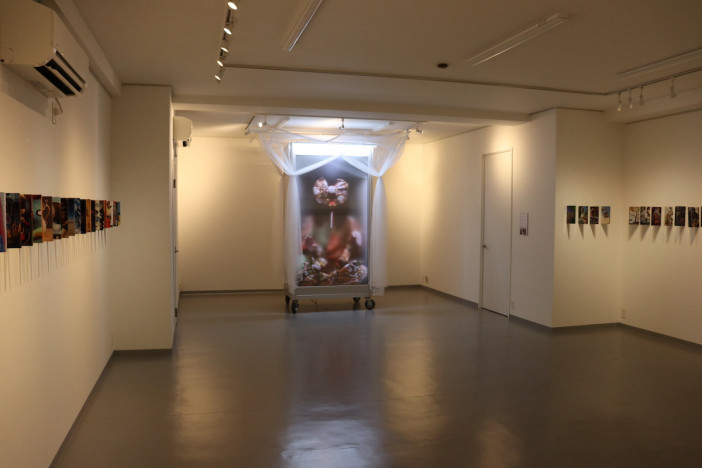 SNSで1467万回再生された“弁天様”が話題に　注目のメディアアーティスト・志茂浩和が開催する個展『弁天舎ブックフェア展』レポート