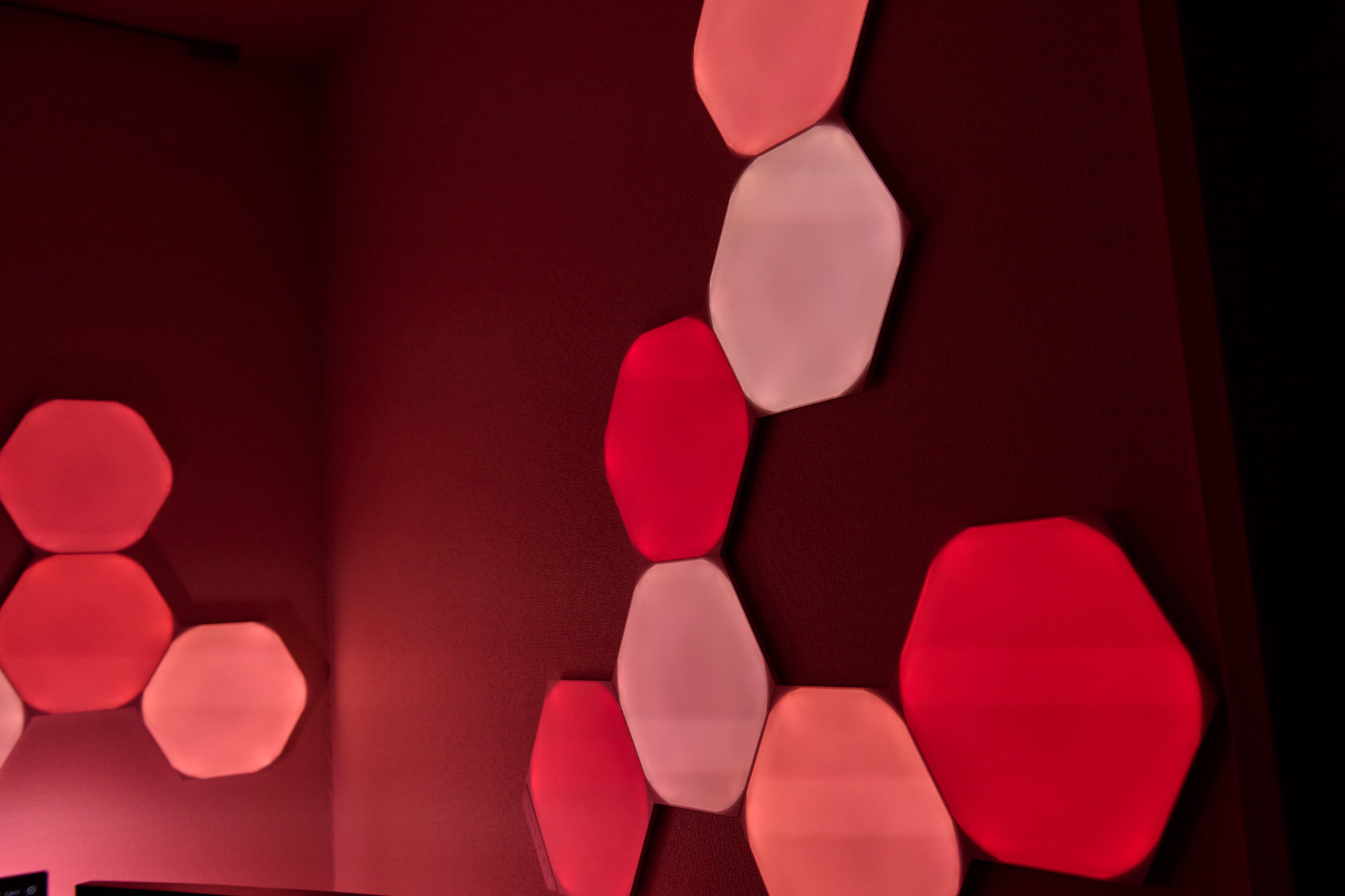 部屋全体を赤く照らすNanoleaf『Shapes Hexagons』