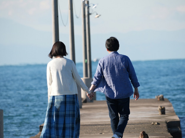 二宮和也と波瑠がスマホなしで街を歩く　『アナログ』デートシーンの本編映像公開