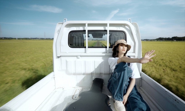 三阪咲、新曲「恋の計画」MV公開　恋の悩みや嫉妬を“畑仕事”でかき消すオリジナリティ溢れた映像に
