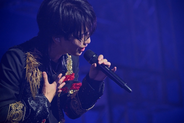 『GENKI IWAHASHI TOUR 2023 “I’m A Popstar”』 で右手を胸に当てながら歌う岩橋玄樹