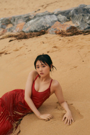 ネクストブレイク女優・原菜乃華、水着姿を初披露　10代最後を納めた写真集『はなのいろ』