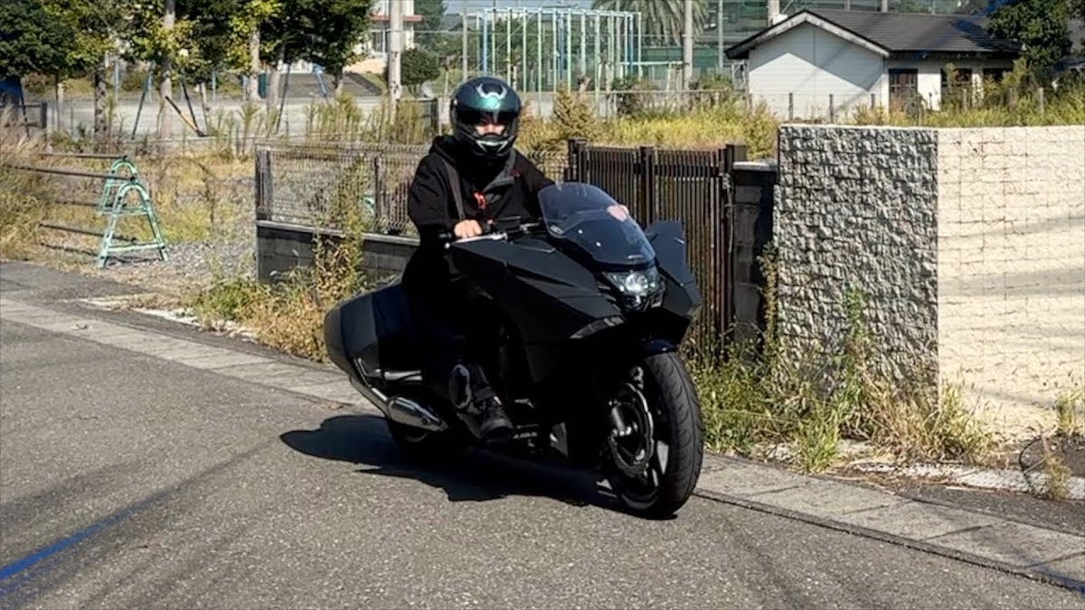 はじめしゃちょー、91万円のレアバイクで爆走