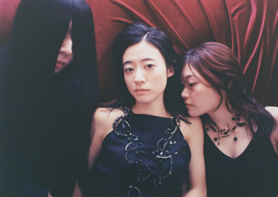 羊文学、ニューアルバムジャケット＆収録曲公開 初回盤には『FUJI ROCK