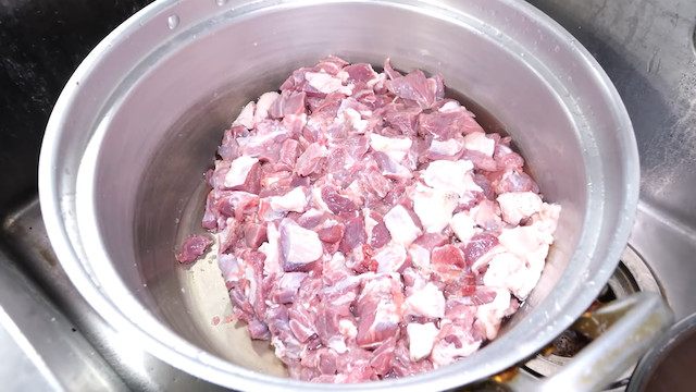 東出、相撲部屋でイノシシ丸ごと一頭を調理の画像