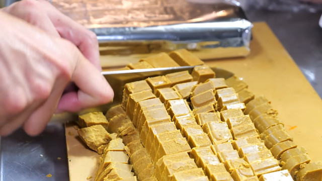 東出、相撲部屋でイノシシ丸ごと一頭を調理の画像