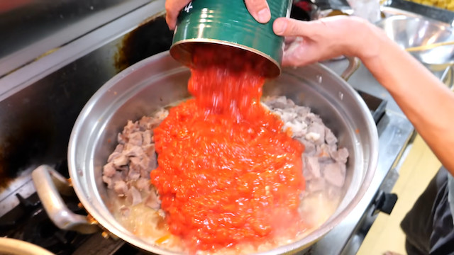 東出、相撲部屋でイノシシ丸ごと一頭を調理の画像