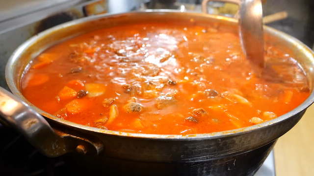 東出、相撲部屋でイノシシ丸ごと一頭を調理の画像