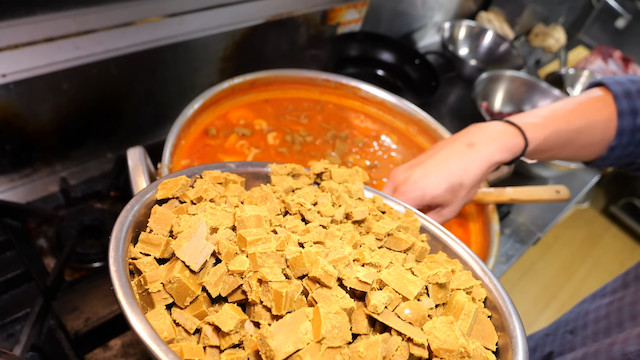 東出、相撲部屋でイノシシ丸ごと一頭を調理の画像