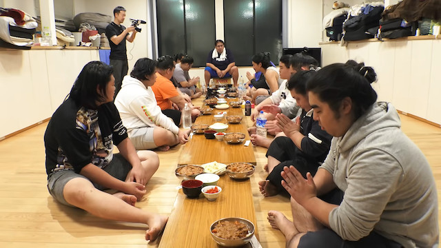 東出、相撲部屋でイノシシ丸ごと一頭を調理の画像