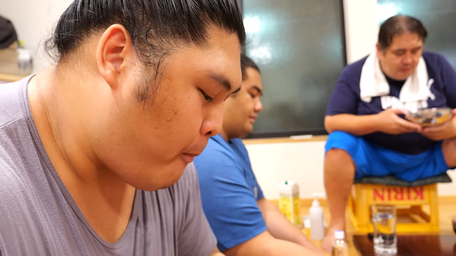 東出、相撲部屋でイノシシ丸ごと一頭を調理の画像