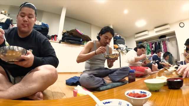 東出、相撲部屋でイノシシ丸ごと一頭を調理の画像