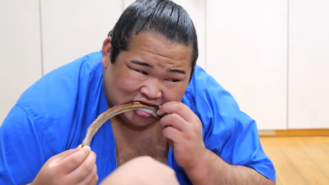 東出、相撲部屋でイノシシ丸ごと一頭を調理の画像