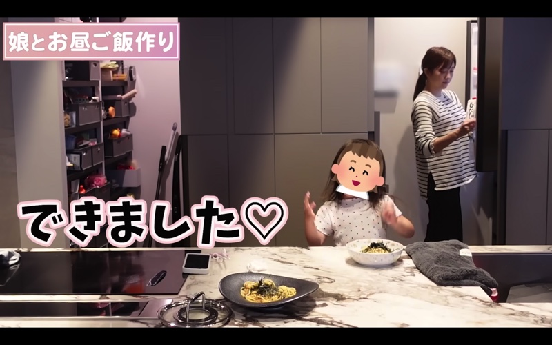 菊地亜美、3歳の愛娘と昼食作り