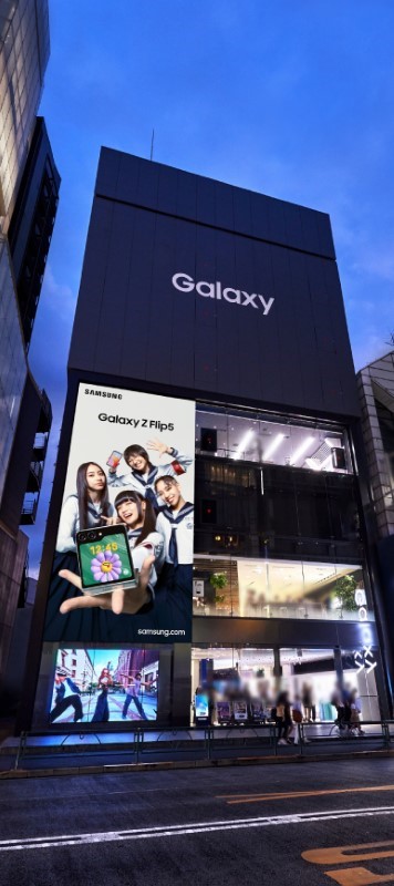 『Galaxy Z Flip5』屋外広告イメージ