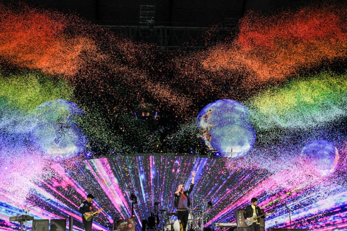 Coldplay、想像を絶するほどの光と色彩のスペクタクル　サスティナブルなワールドツアー日本公演レポ