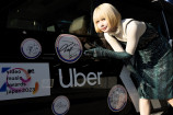 anoのサイン入り Uber Taxi