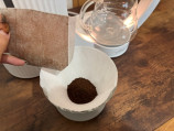 コーヒーの粉を入れるときは、表面を均一にするのがポイント。