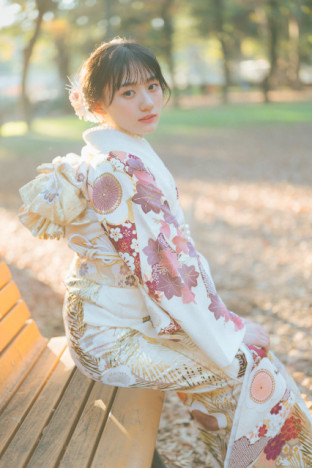 乃木坂46・川﨑桜が表紙に登場、“ハタチ”の美女10人たちに注目したフォトブック