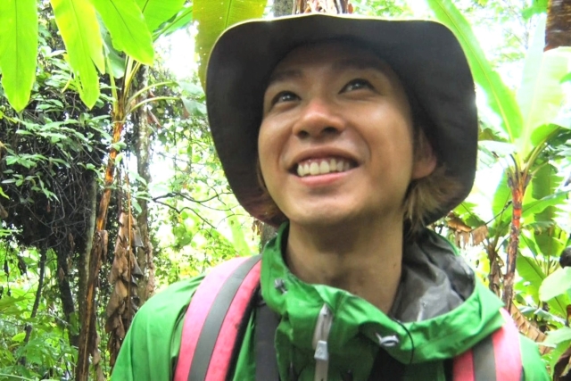 ジャングルを歩く中村海人（Travis Japan）