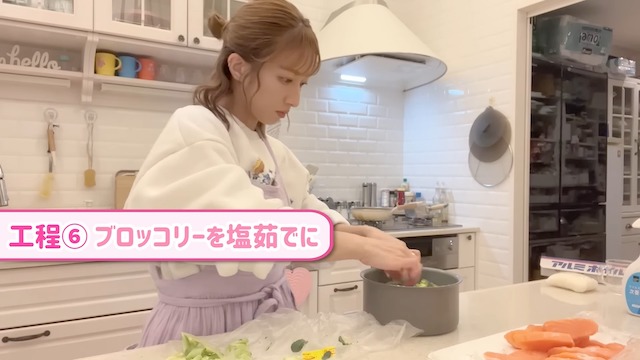 辻希美、寝不足続きの状態で夕飯作りの画像