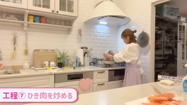 辻希美、寝不足続きの状態で夕飯作りの画像