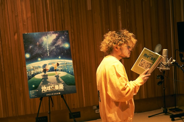 『映画ドラえもん のび太の地球交響楽』のアフレコに参加するVaundy