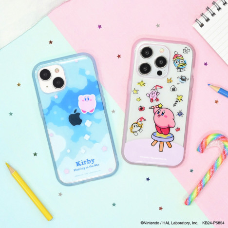 カービィのiPhone15／15 Pro対応スマホケース登場　“らくがき＆ぷかぷか”の2デザイン