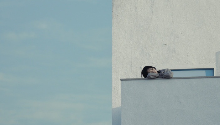 三阪咲、恋愛をテーマにした楽曲第2弾「2」MV公開　切ない恋心を“2つ”の世界観で同時に表現