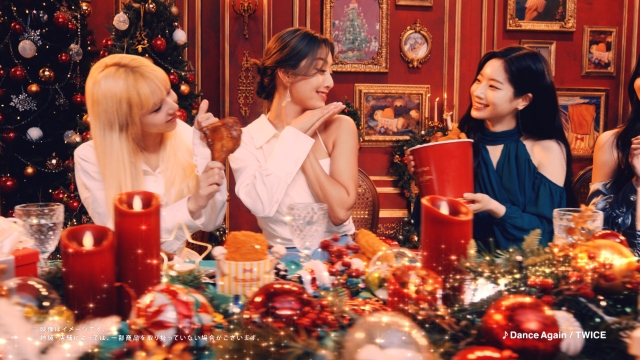 『ファミマ×TWICE クリスマスチキン』篇　カット写真　チェヨン、ジヒョ、ダヒョン