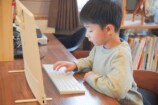 内蔵バッテリー搭載で、パソコン周りがすっきり。子どもが使用中にコードに足をひっかけてパソコンを倒してしまう心配もない。