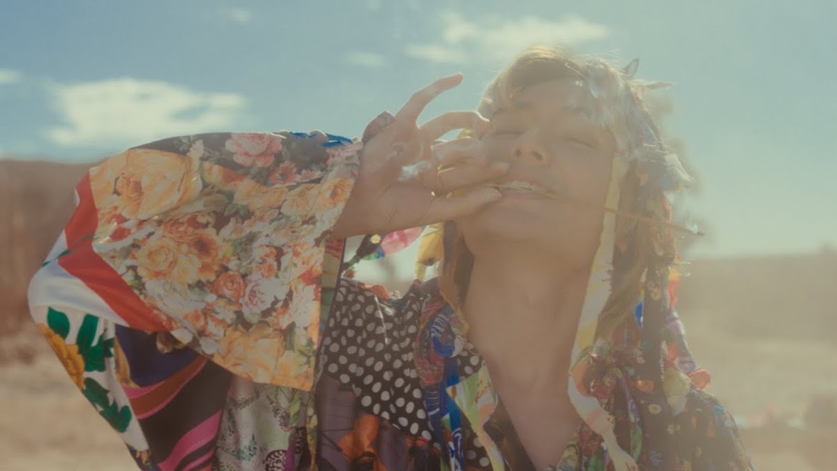 藤井 風、「花」MVのダンスシーンが持つ意味 “死生観”と“転生”の解釈