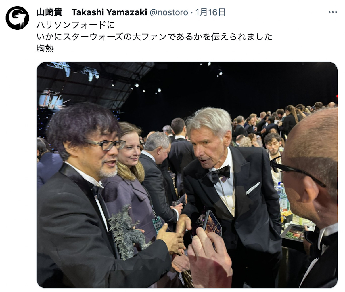 山崎貴監督、ゴジラを手に大物俳優と交流の画像