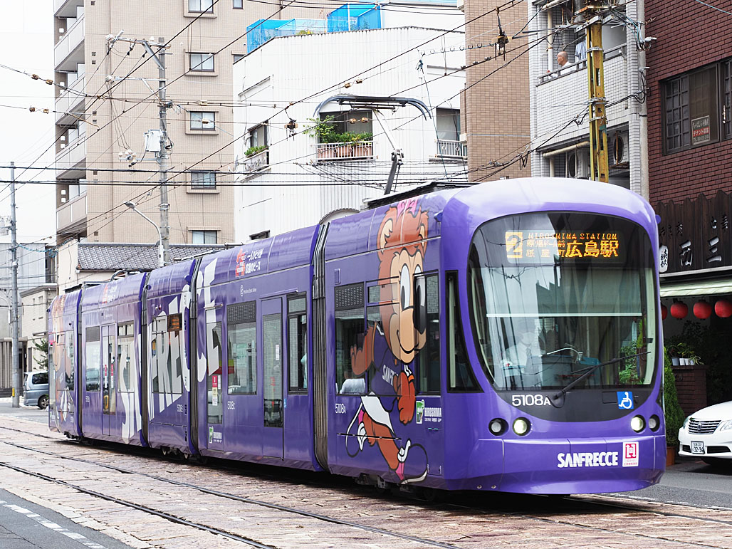 「路面電車の現況と未来」がわかる年鑑の画像