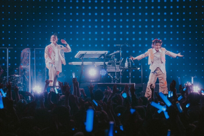 YOASOBI、ライブバンドとしての実力を発揮　驚きの演出も飛び出した『POP OUT』初日レポ