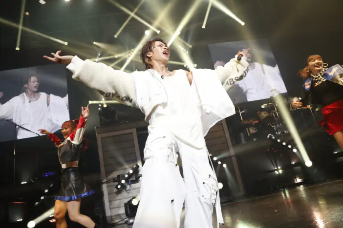 KAT-TUN 中丸雄一、上田竜也のソロコンサートに潜入 サプライズ出演の