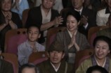 左から、達彦（蒼昴）、タイ子（藤間爽子）。 日帝劇場・客席にて。達彦とともにスズ子のショーを見るタイ子。