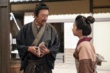 左から、棚橋健二（生瀬勝久）、福来スズ子（趣里）。 映画の撮影所・一角にて。撮影の合間に棚橋と話すスズ子。